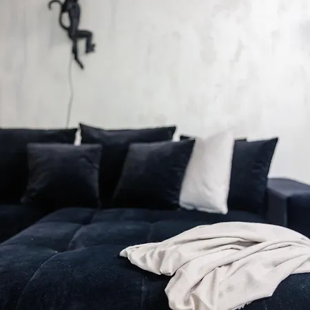 Roomsy - Silver Moon Apartment *